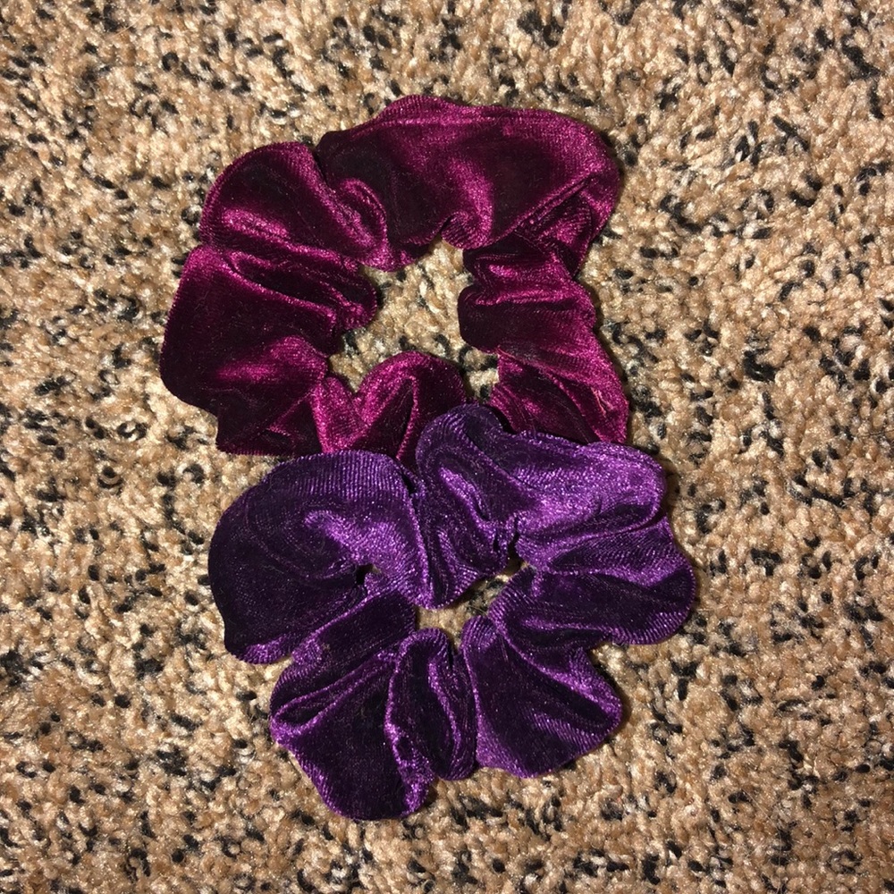 2 pack of scrunchies